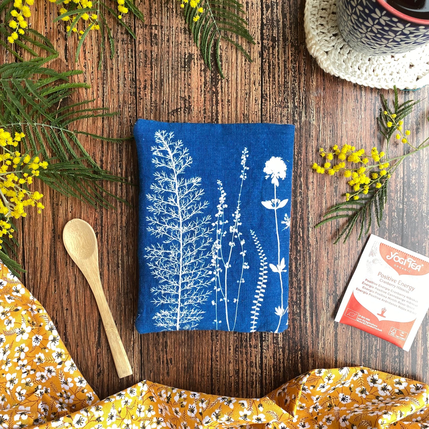 Verso d'une pochette bleue pour ranger le thé, imprimée avec des fleurs et la méthode du cyanotype sur un drap ancien.