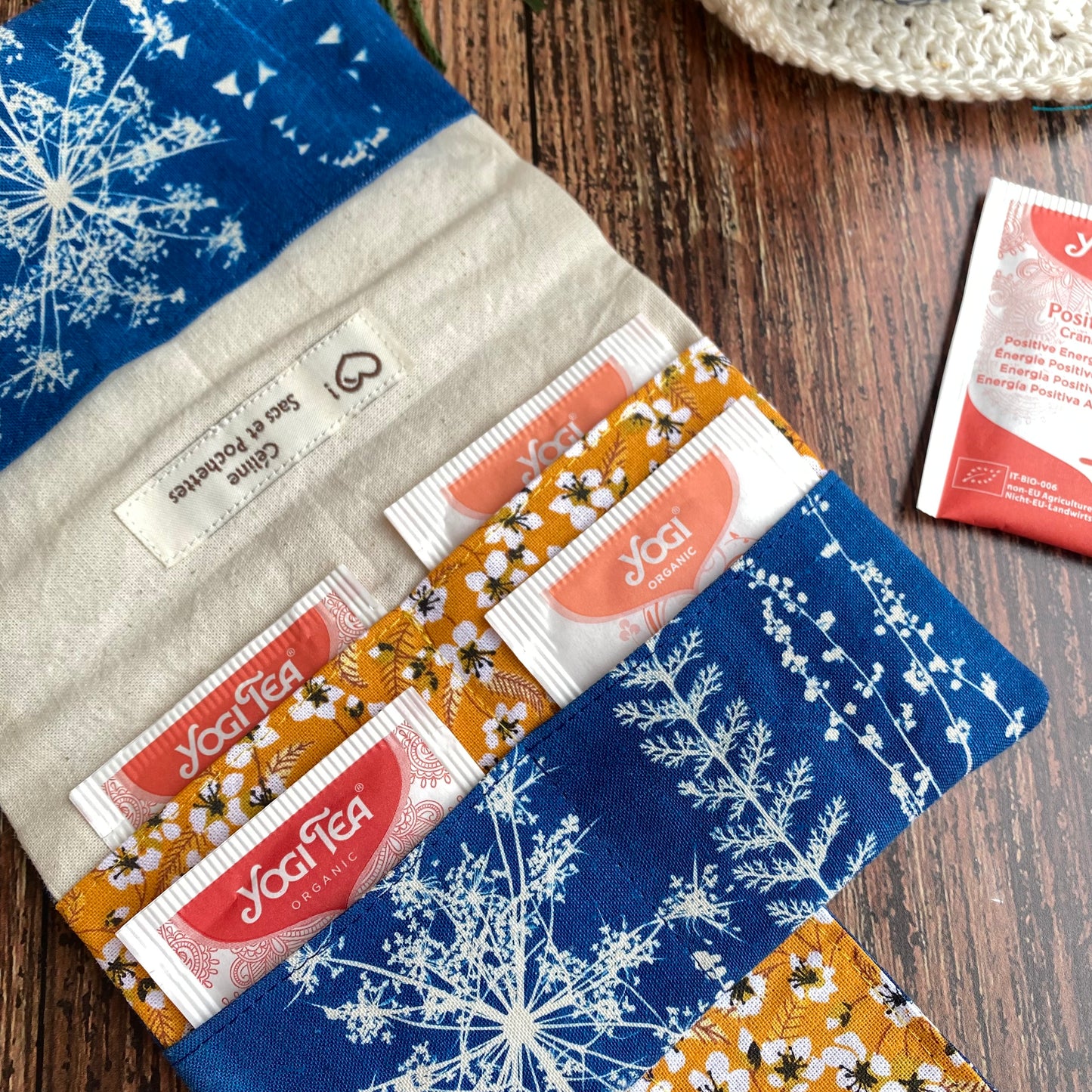 Interieur d'une pochette pour ranger le thé, réalisée à partir d'un drap ancien imprimé avec un cyanotype de fleurs.