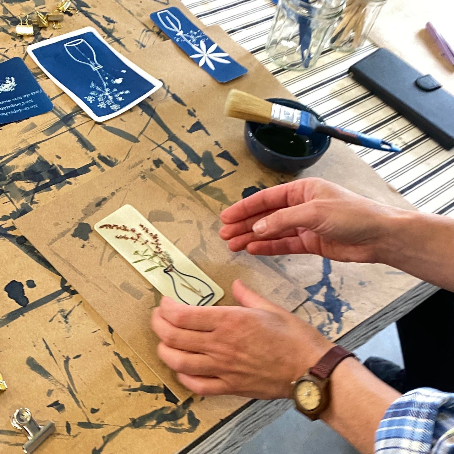 Atelier créatif pour imprimer des fleurs avec le soleil à Gujan Mestras en Gironde