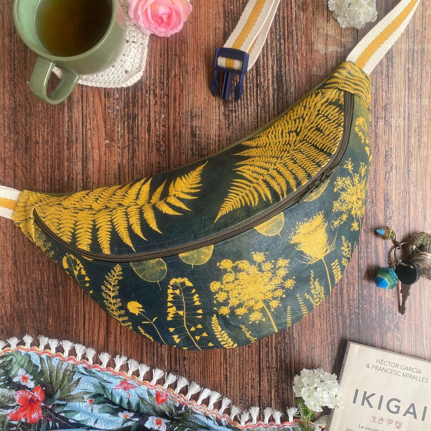 Sac banane en tissu fleuri kaki, format XL. Tissu imprimé au cyanotype, motifs de fleurs jaunes sur fond kaki.