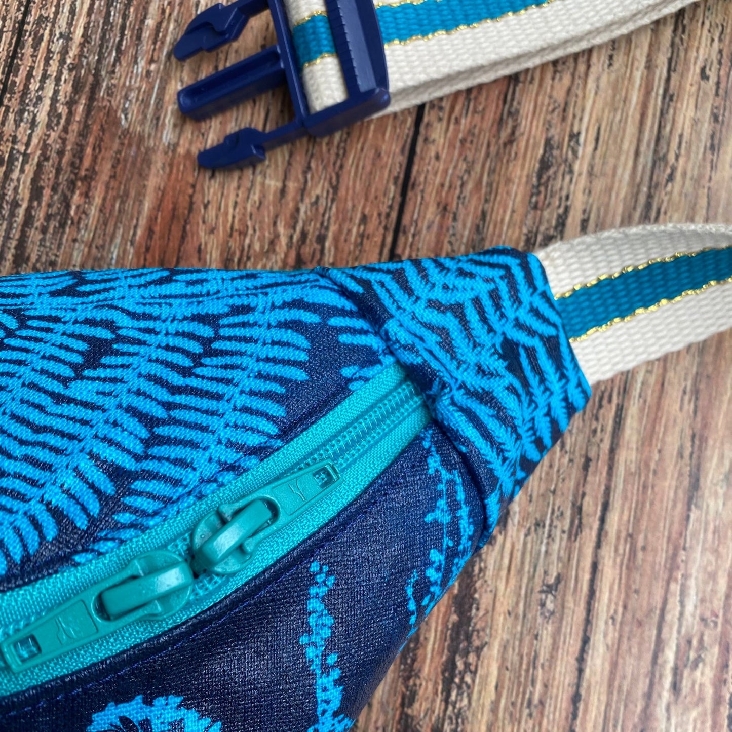 Banane grand format | Tissu fleuri cyanotype turquoise. Détail du zip.