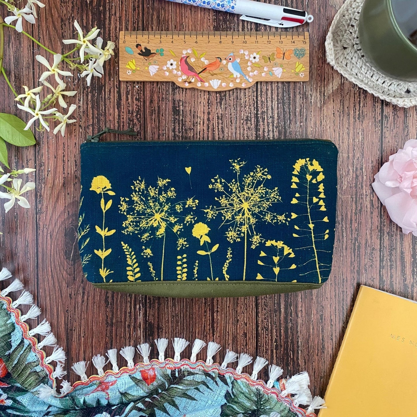 Petite pochette en tissu kaki, imprimée au cyanotype. Motifs de fleurs sauvages. Fait main, collection Belle et Rebelle.