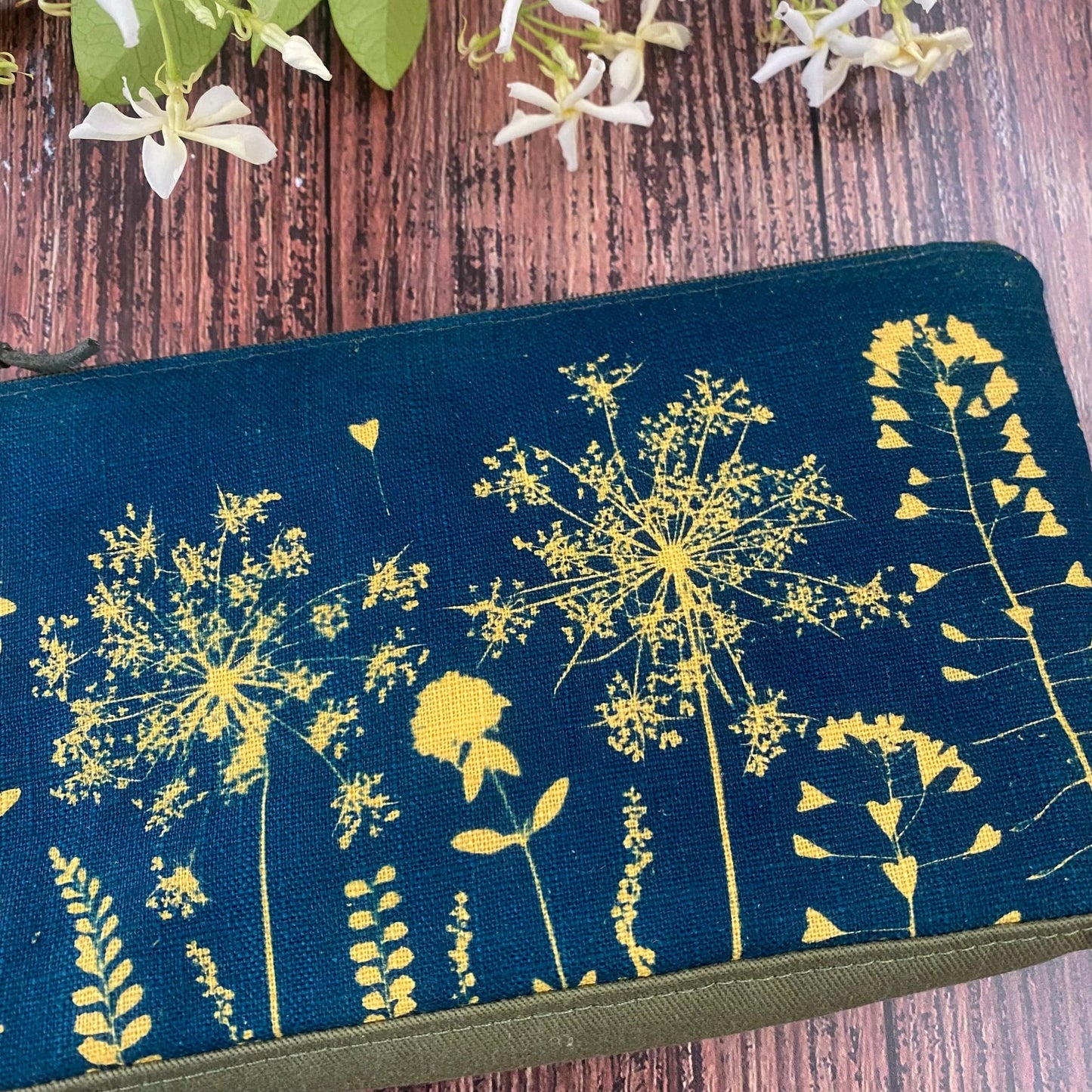 Zoom sur une petite pochette en tissu kaki, imprimée au cyanotype. Motifs de fleurs sauvages. Fait main, collection Belle et Rebelle.