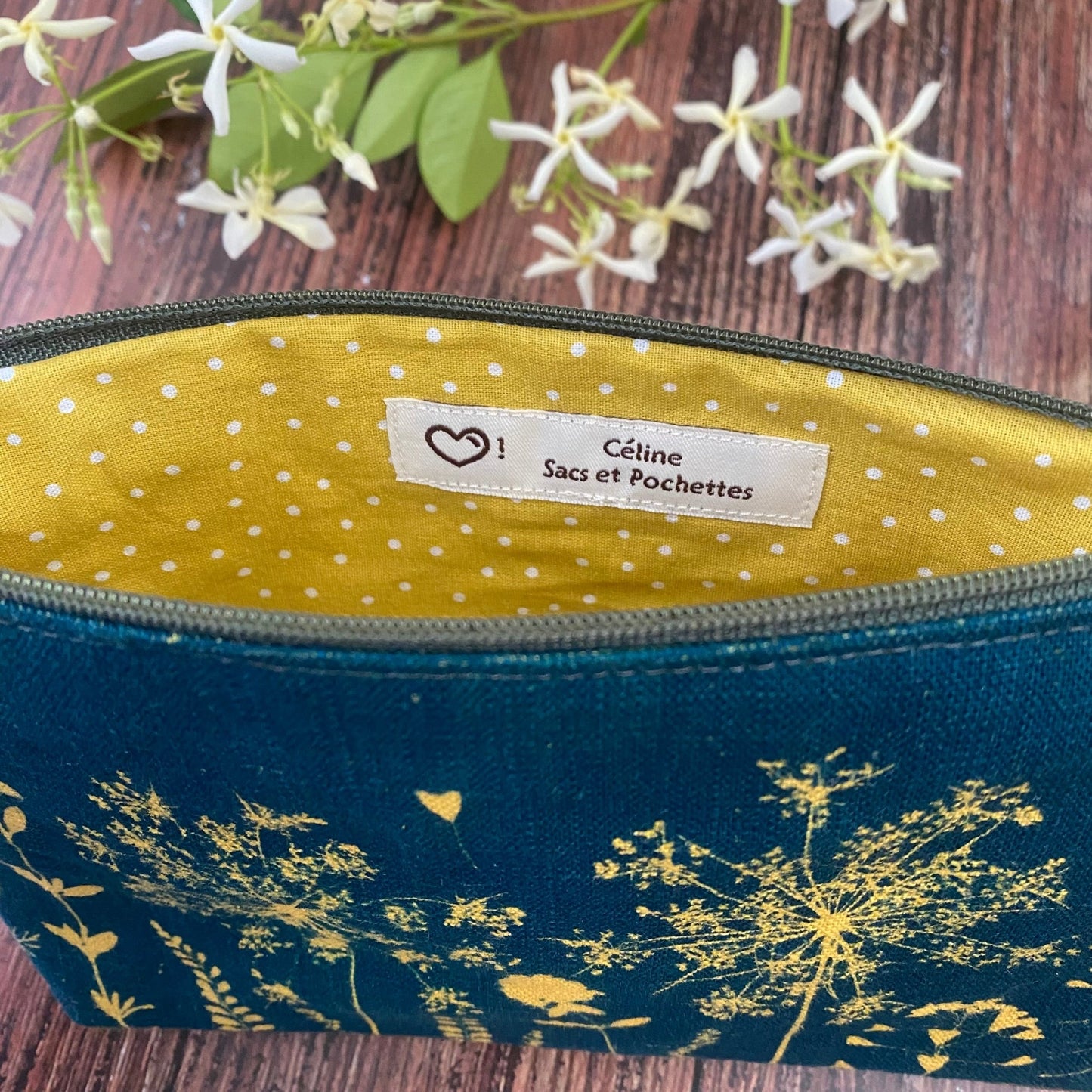Doublure d'une petite pochette en tissu kaki, imprimée au cyanotype. Motifs de fleurs sauvages. Fait main, collection Belle et Rebelle.