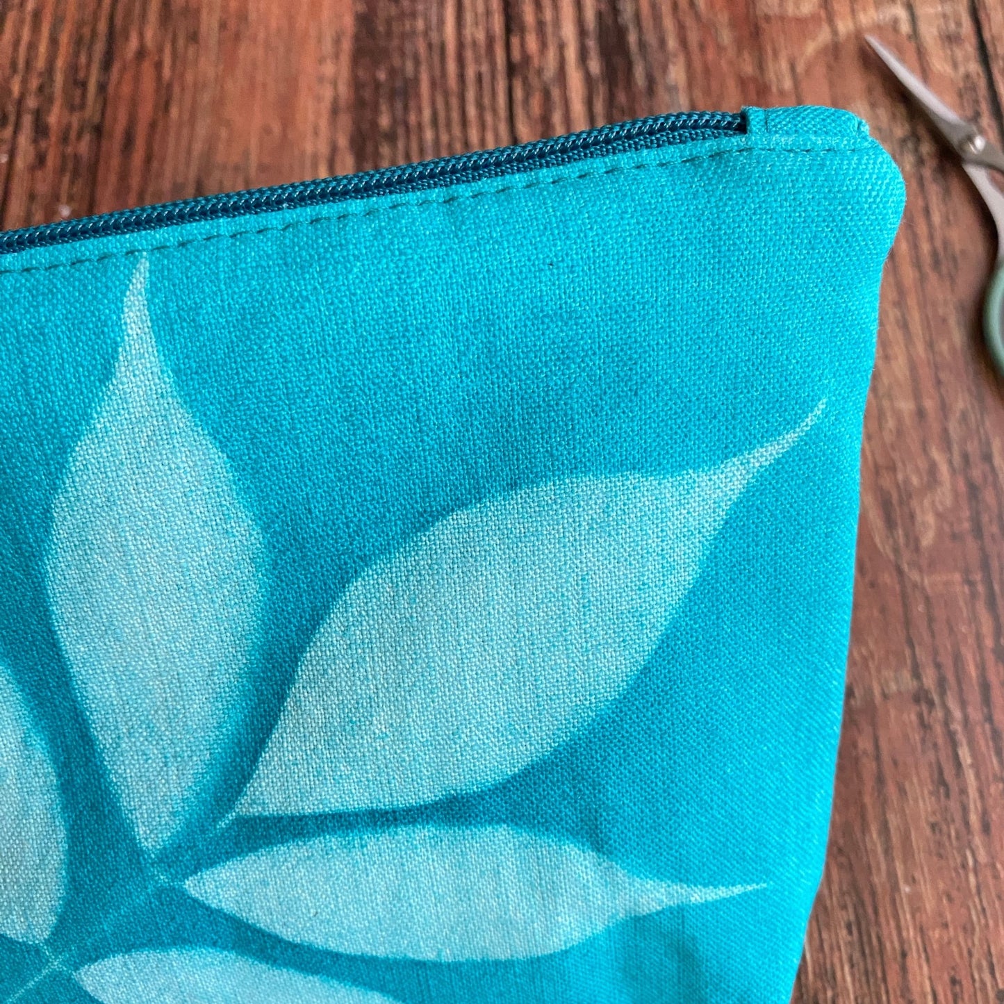 Pochette colorée et fleurie imprimée au soleil | Mamie Soleil