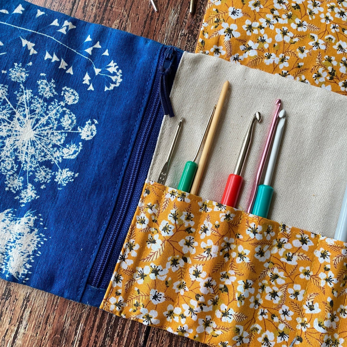 Pochette en cyanotype pour ranger les crochets - Mamie Blue