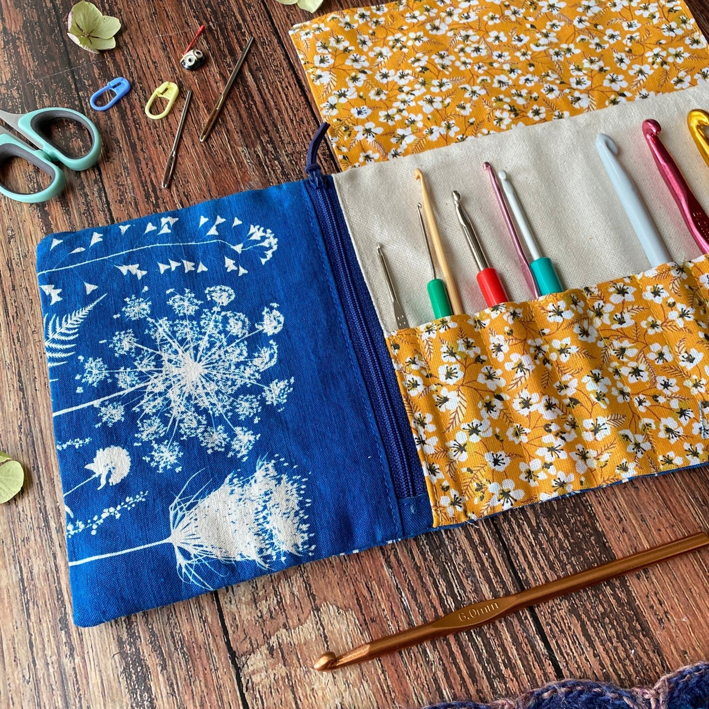 Pochette en cyanotype pour ranger les crochets - Mamie Blue