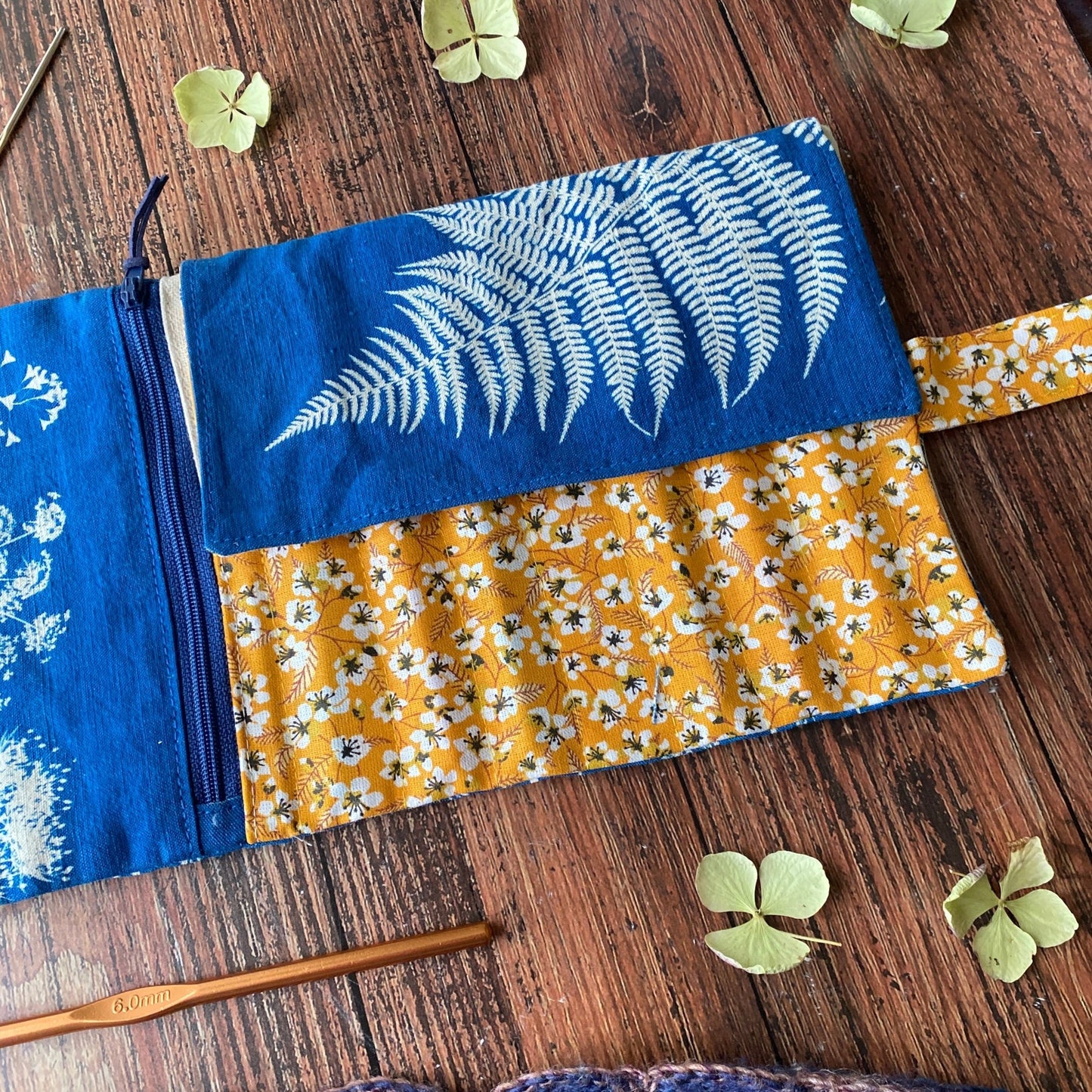 Pochette en cyanotype pour ranger les crochets - Mamie Blue