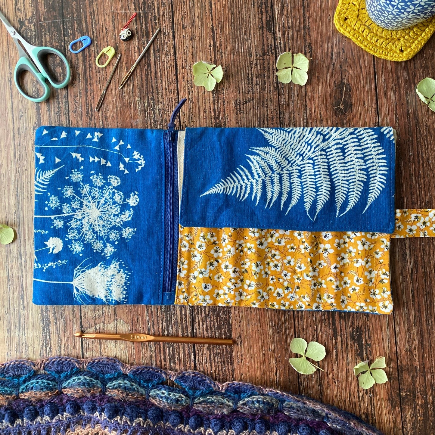 Pochette en cyanotype pour ranger les crochets - Mamie Blue