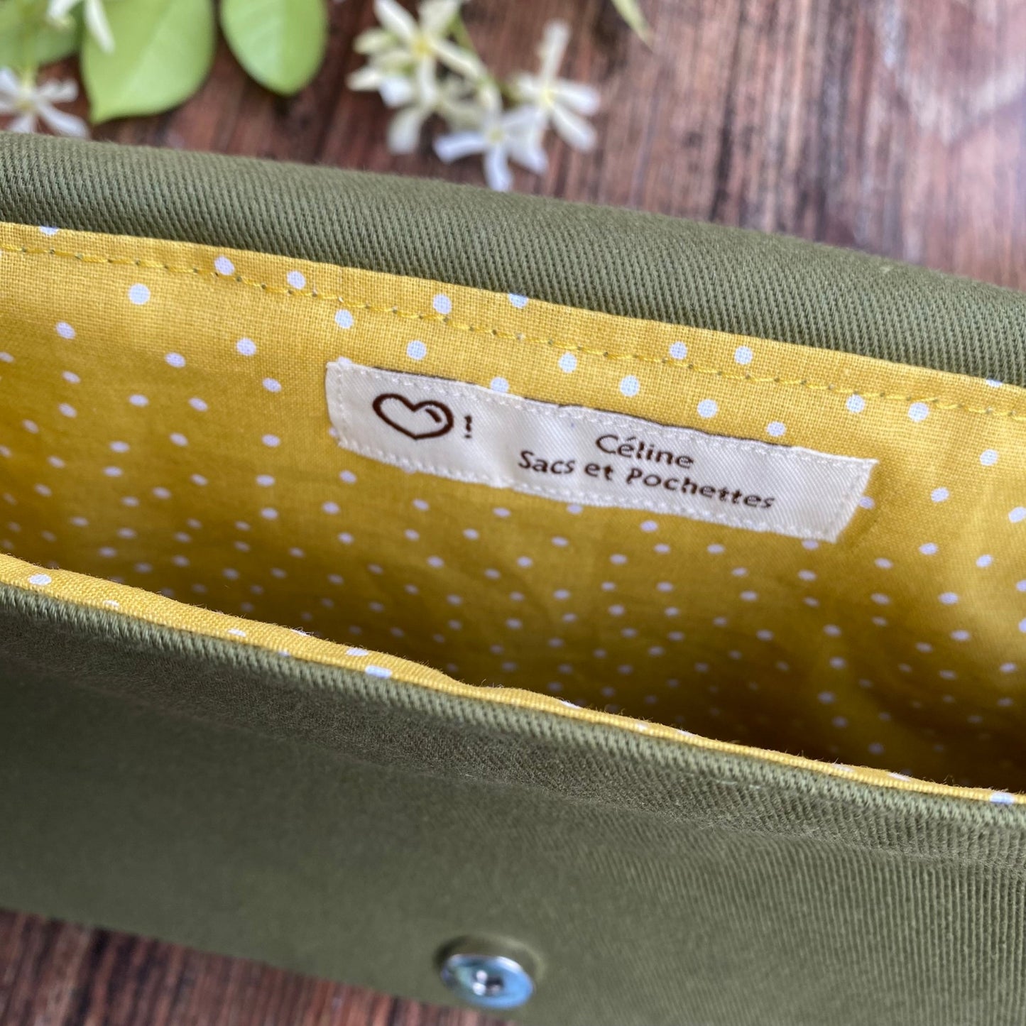 Doublure d'une pochette pour livre format poche en tissu fleuri imprimé en cyanotype kaki