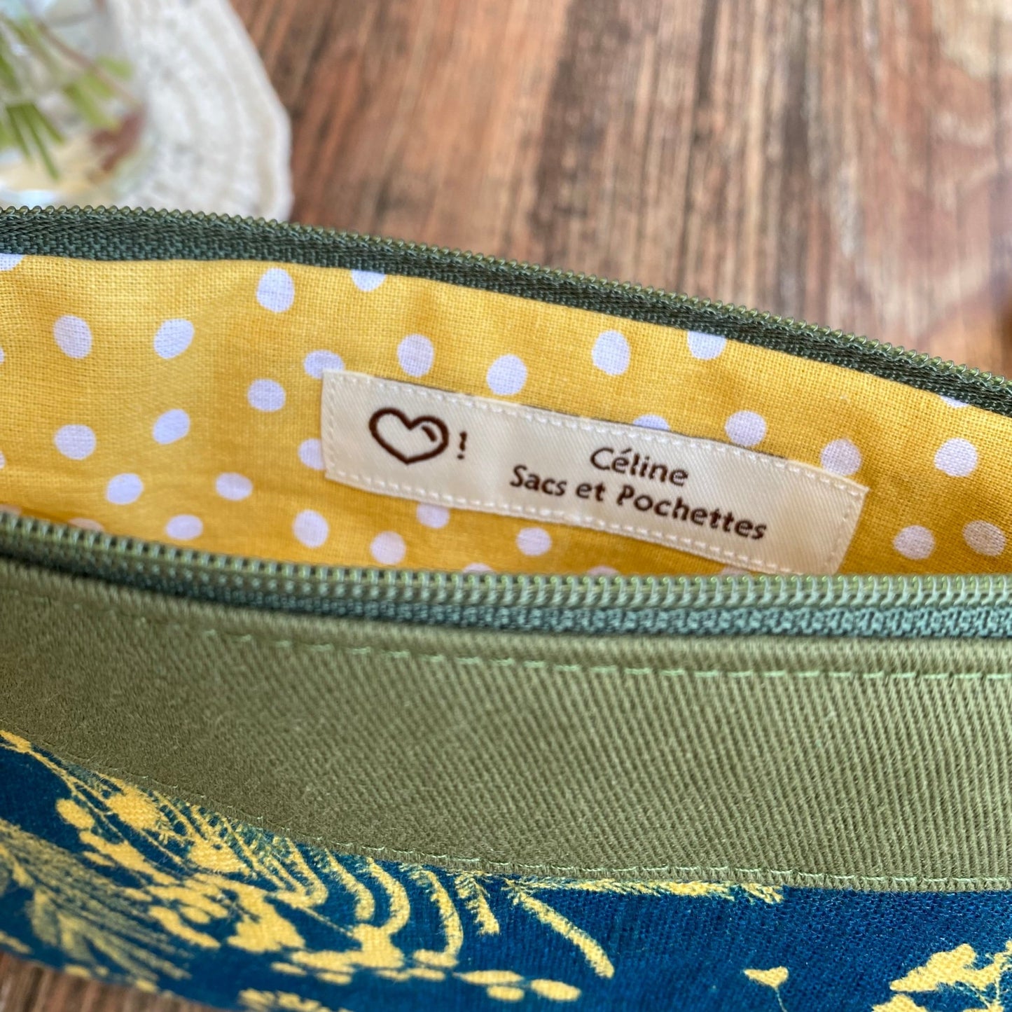 Doublure d'une pochette maquillage en tissu fleuri, imprimée au cyanotype. Fabrication artisanale et fait main en France. Coloris kaki.