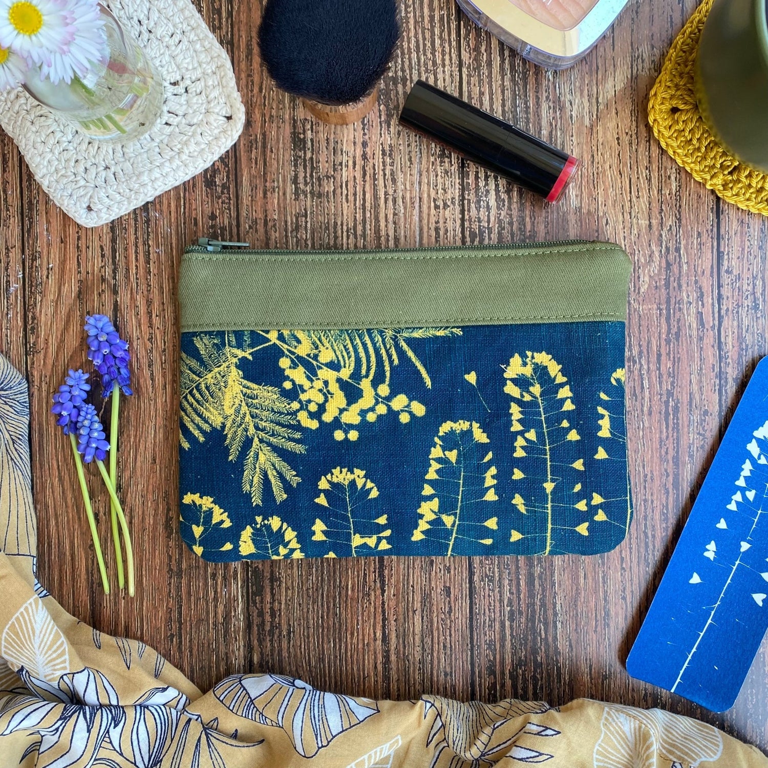 Pochette maquillage en tissu fleuri, imprimée au cyanotype. Fabrication artisanale et fait main en France. Coloris kaki.