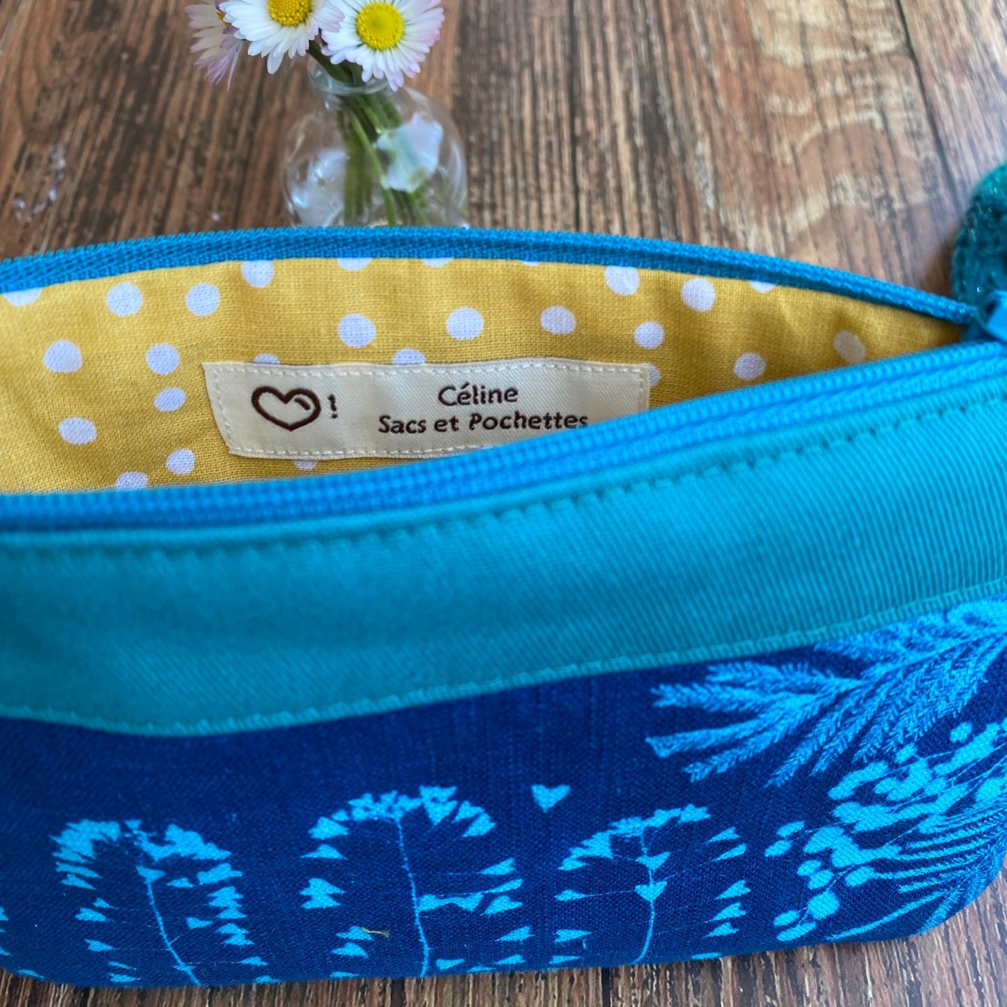 Doublure d'une pochette maquillage en tissu fleuri, imprimée au cyanotype. Fabrication artisanale et fait main en France. Coloris turquoise.