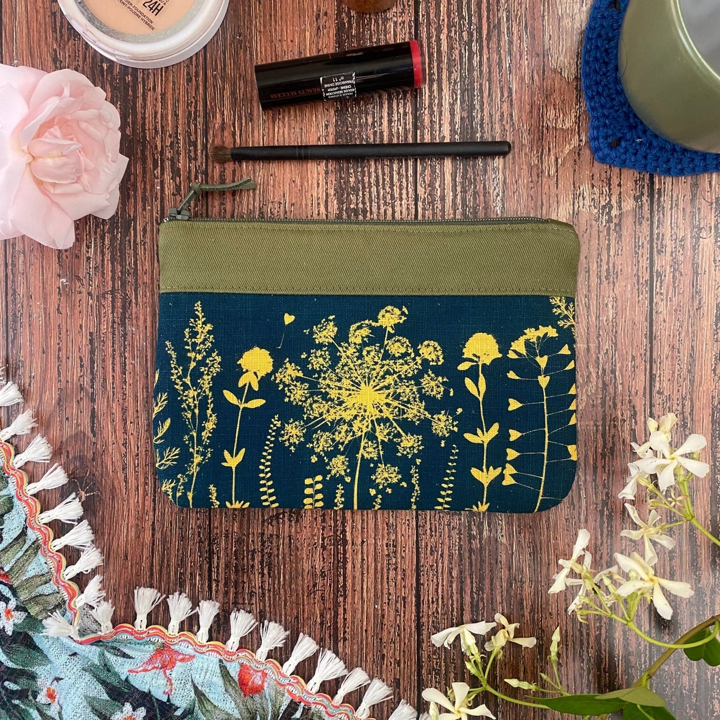 Pochette maquillage kaki en tissu fleuri, imprimée au cyanotype. Motifs végétaux révélés au soleil. Modèle fait main.