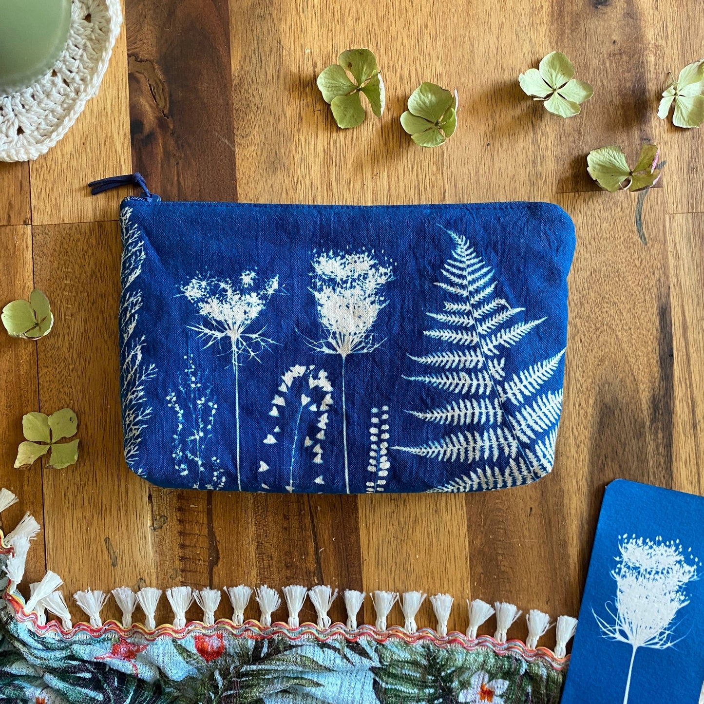 Trousse en tissu fleuri imprimée au cyanotype | Mamie Blue fleurs sauvages