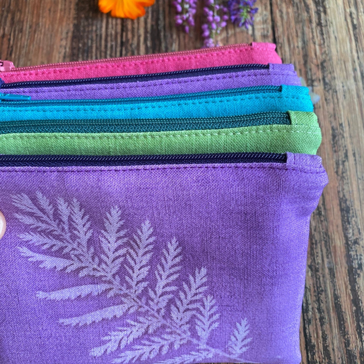 Collection de pochettes en tissu imprimées au soleil