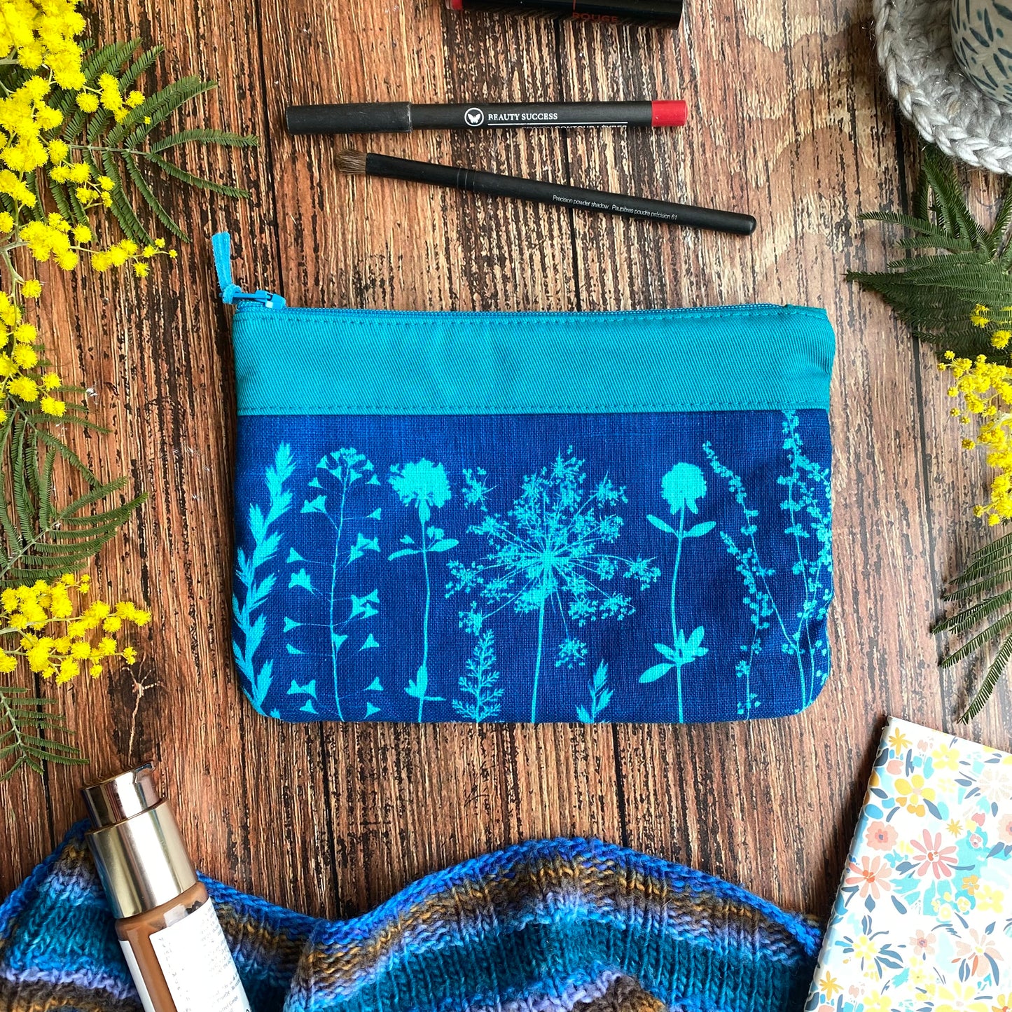 Pochette tissu imprimé de cyanotype fleuris, turquoise et bleu. Accessoires maquillage. Fleurs de mimosa. Lainage.