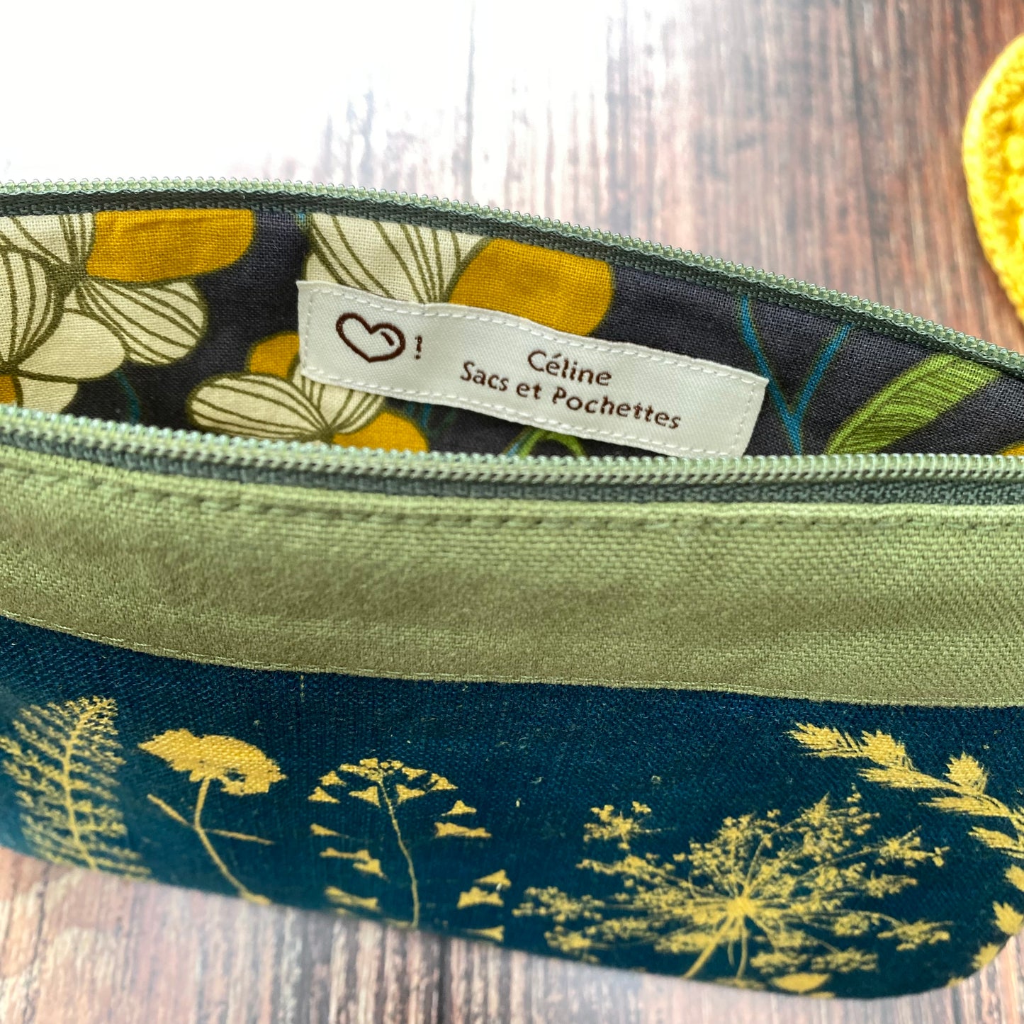 intérieur d'une pochette zippée faite main, ornée d'un cyanotype. doublure fleurie. étiquette artisanale.