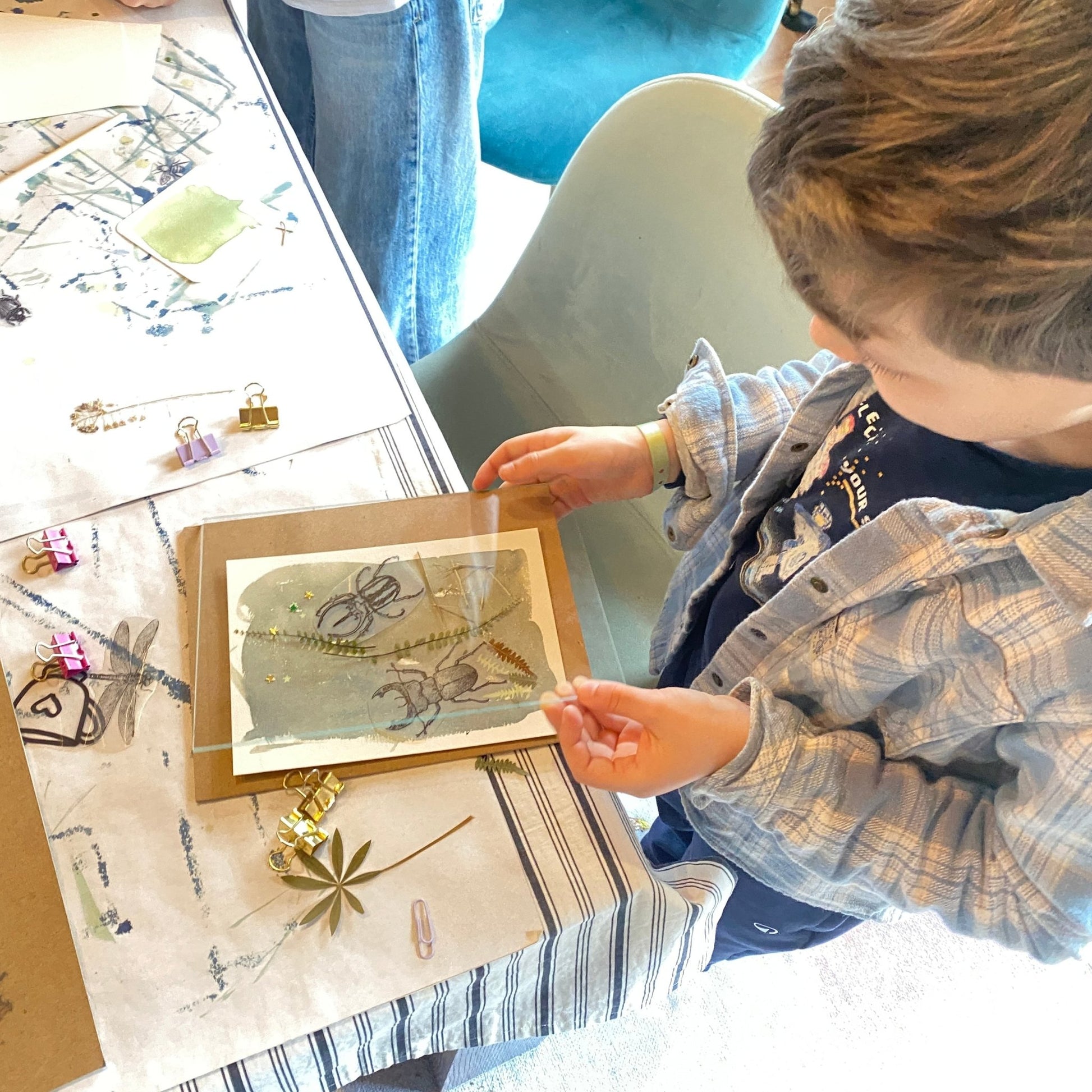 Atelier créatif pour les enfants,  impression de fleurs au soleil en Gironde, Bassin d'arcachon