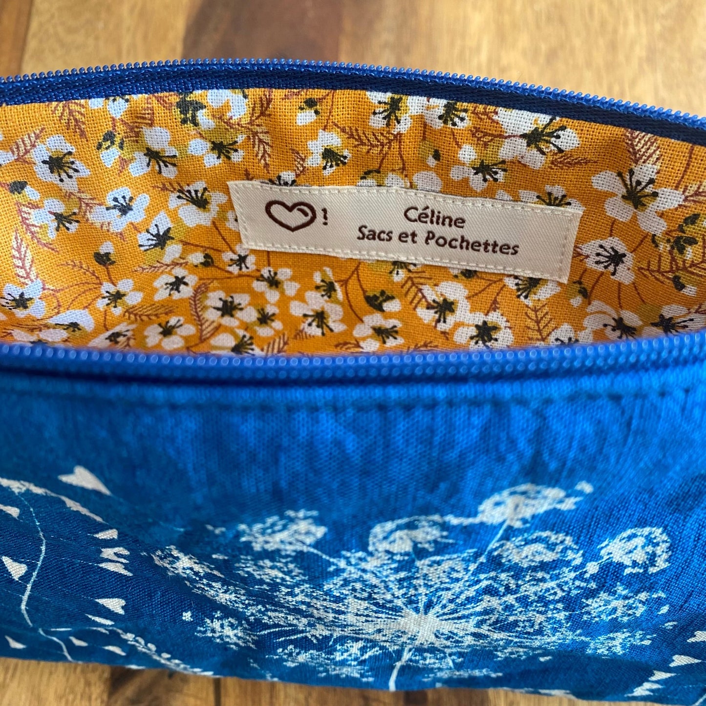 Détail doublure jaune. Petite pochette en tissu fait main avec impression de fleurs en cyanotype. 