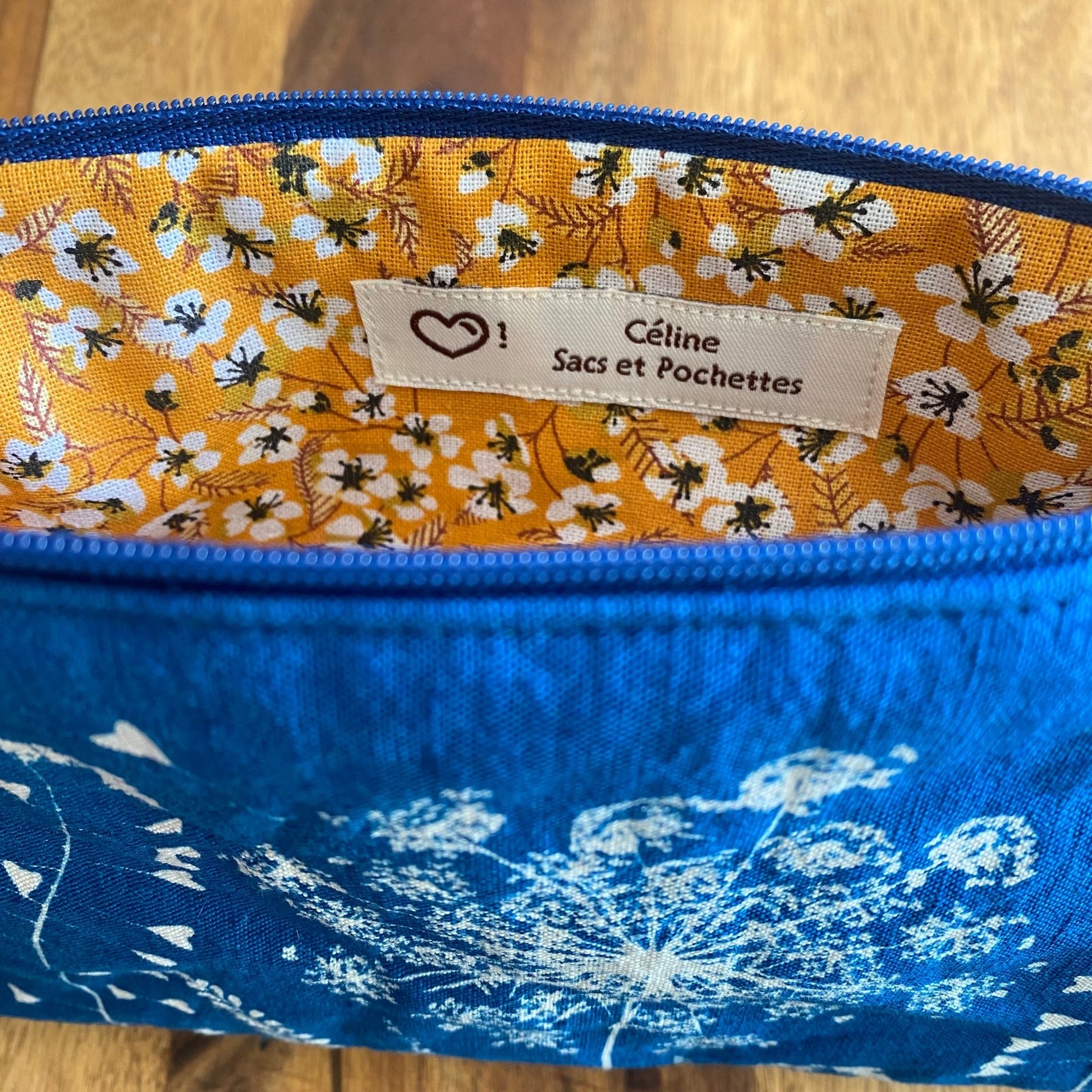 Détail doublure jaune. Petite pochette en tissu fait main avec impression de fleurs en cyanotype. 