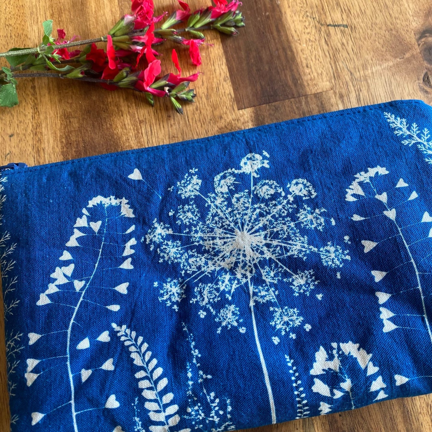 Détail fleur cyanotype de la petite pochette en tissu fait main,  collection Mamie Blue. 