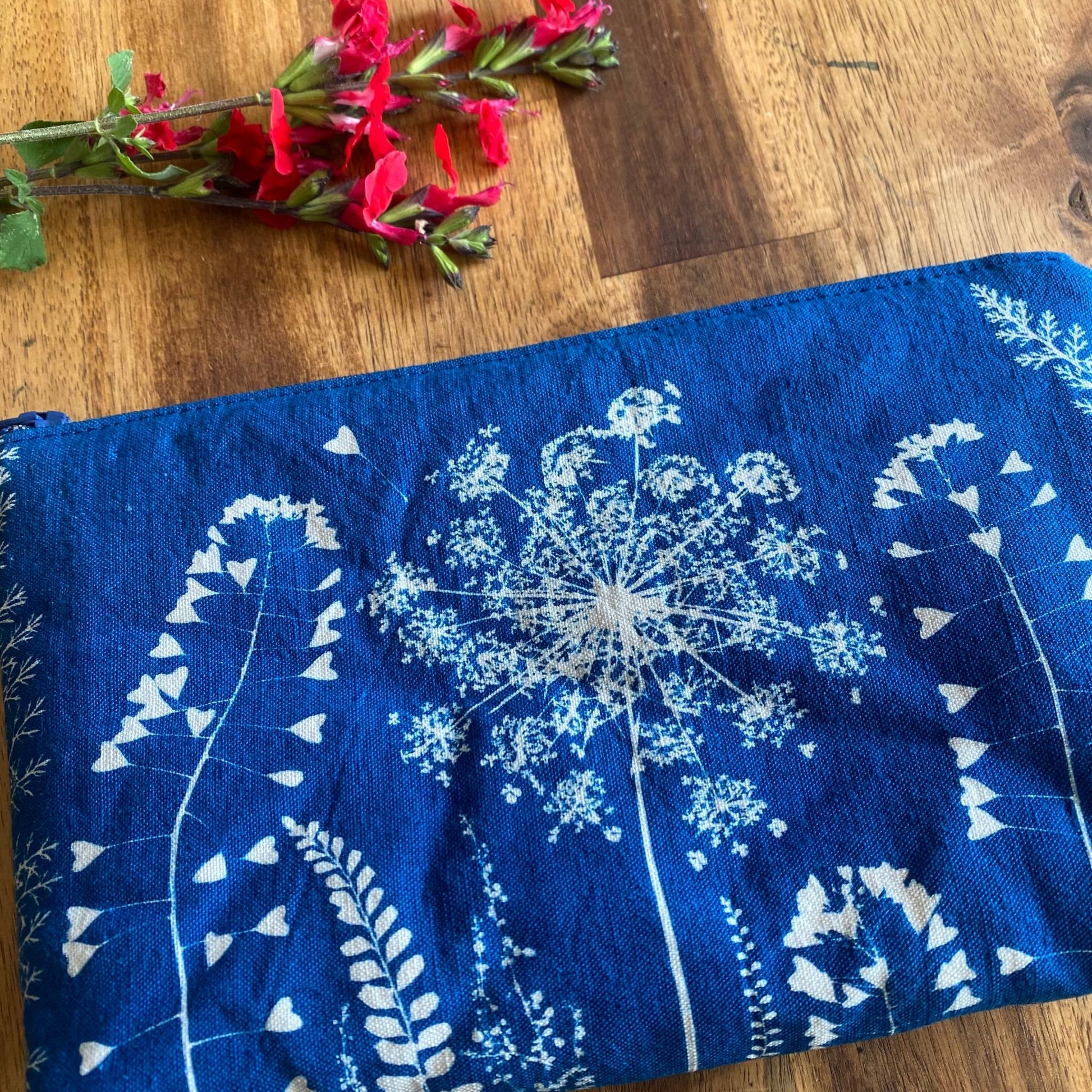 Détail fleur cyanotype de la petite pochette en tissu fait main,  collection Mamie Blue. 