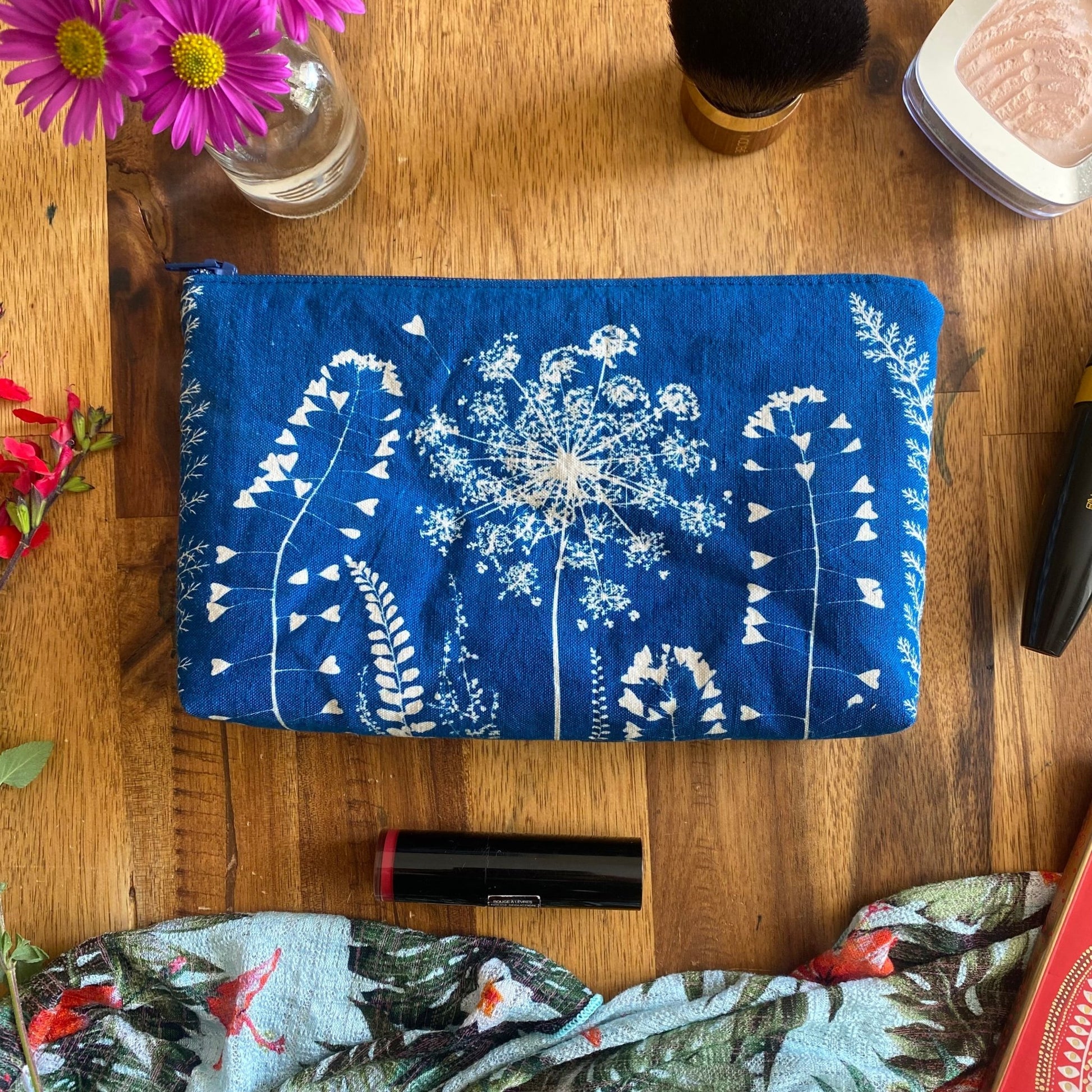 Petite pochette en tissu fait main avec impression de fleurs en cyanotype. Drap ancien de la collection Mamie Blue.