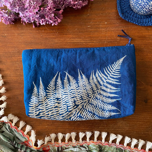 Petite pochette en tissu fait main avec impression de fougère en cyanotype. Drap ancien de la collection Mamie Blue.