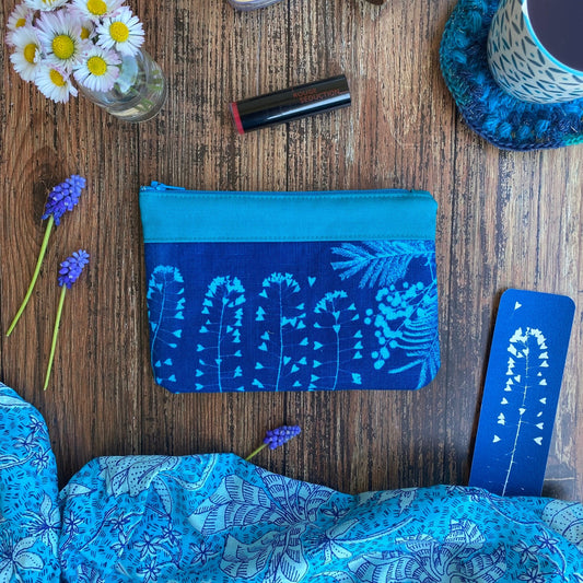 Pochette maquillage en tissu fleuri, imprimée au cyanotype. Fabrication artisanale et fait main en France. Coloris turquoise.