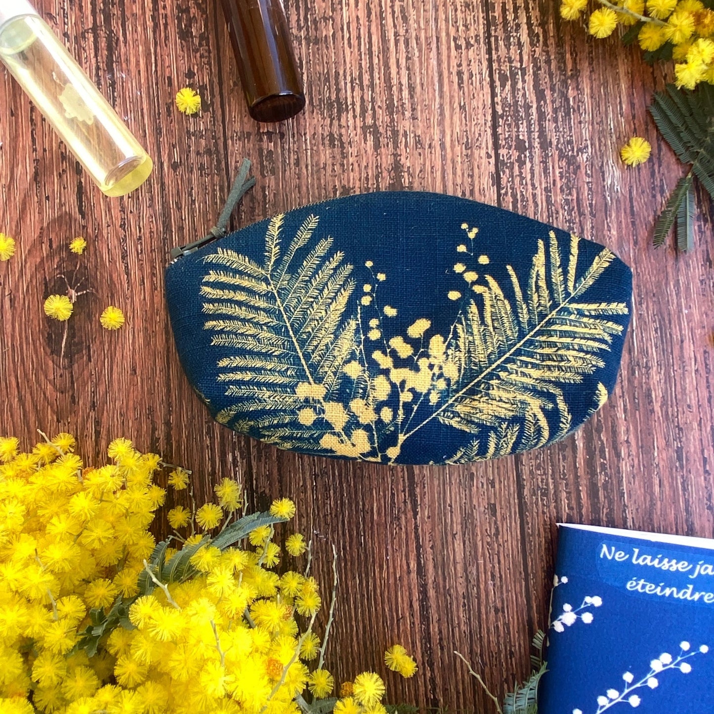 Toute petite pochette arrondie en cyanotype | Fiesta Mimosa