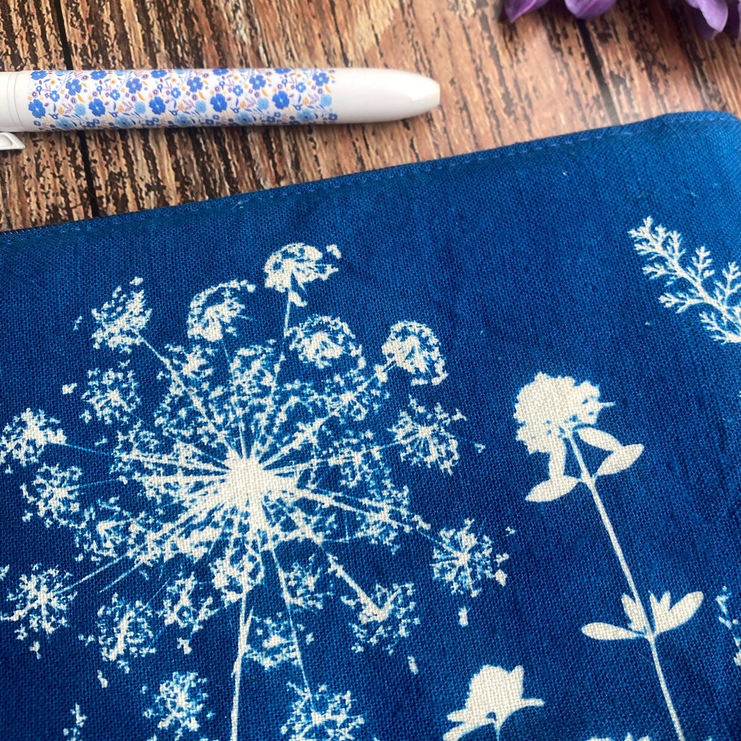 Trousse en tissu fleuri imprimée au cyanotype | Mamie Blue fleurs sauvages