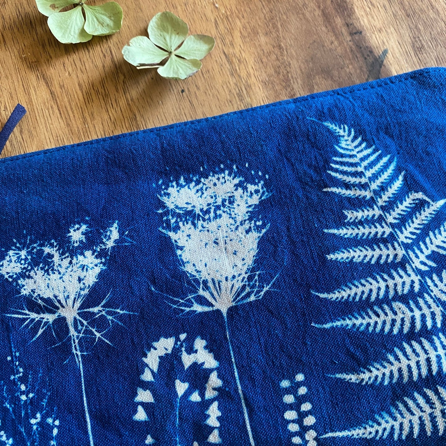 Trousse en tissu fleuri imprimée au cyanotype | Mamie Blue fleurs sauvages