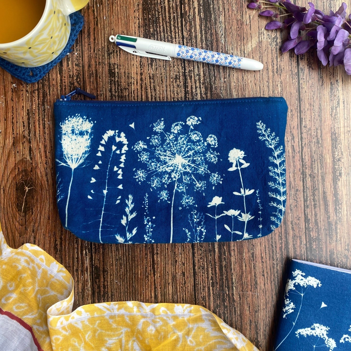 Trousse en tissu fleuri imprimée au cyanotype | Mamie Blue fleurs sauvages
