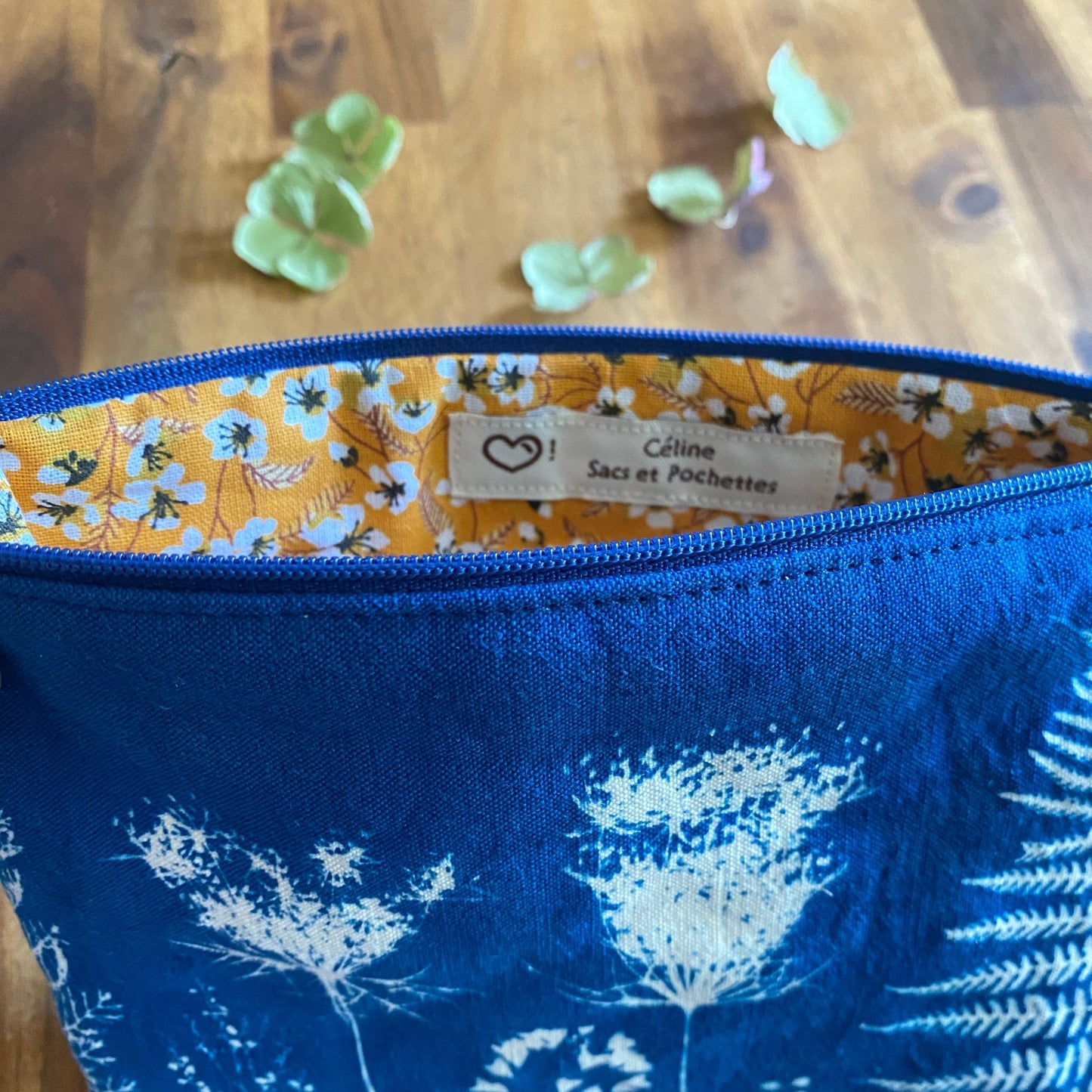 Trousse en tissu fleuri imprimée au cyanotype | Mamie Blue fleurs sauvages